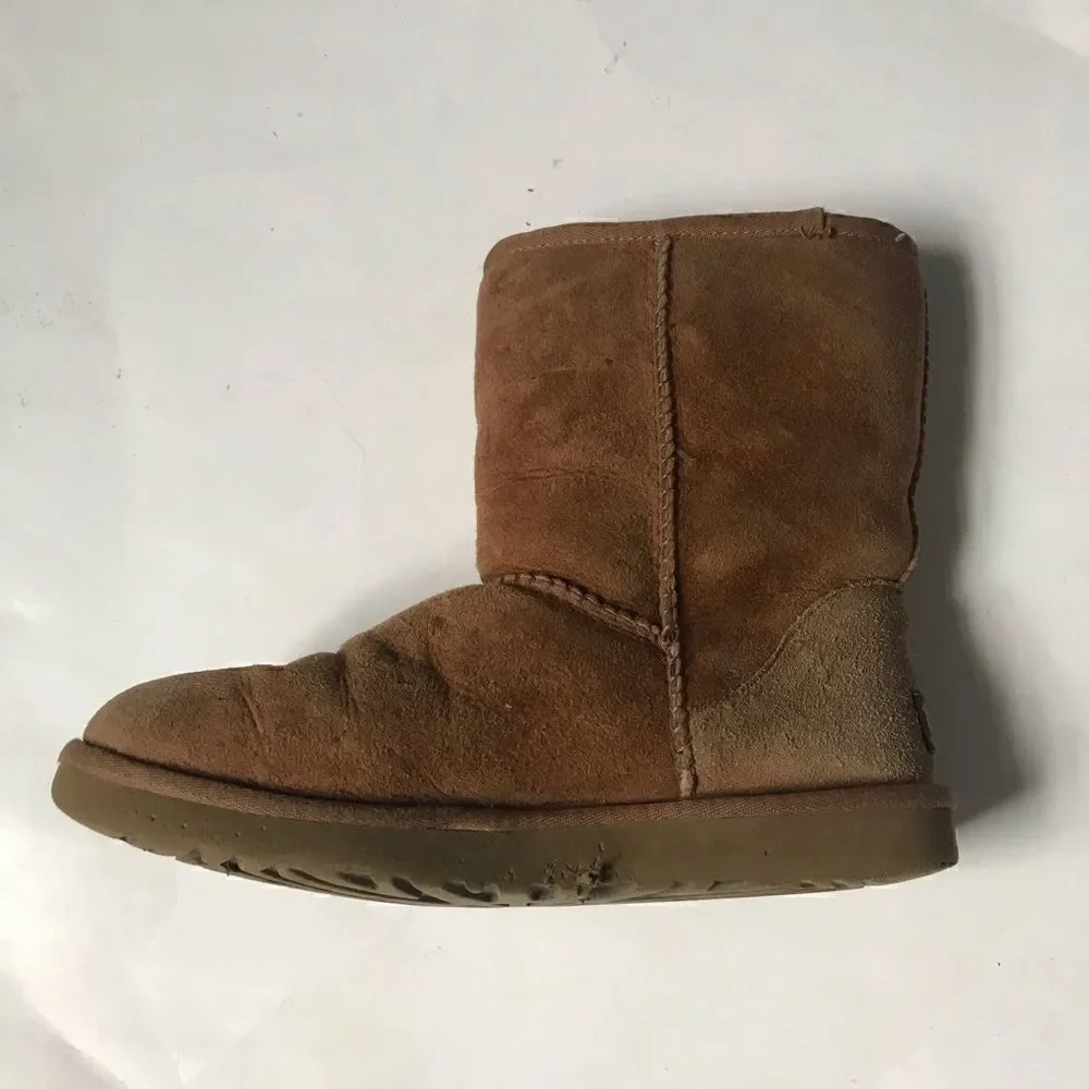 UGG classic short boots shearling lined size 7